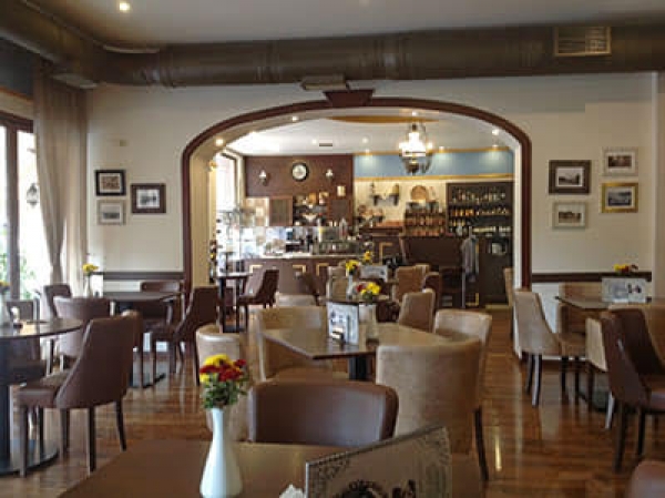 &Pi;&omicron;&lambda;ί&tau;&iota;&kappa;&omicron; &kappa;&alpha;&phi;έ &laquo;&Epsilon;&Nu;&Alpha;&raquo; - Έ&nu;&alpha; &alpha;&pi;ό &tau;&alpha; &omega;&rho;&alpha;&iota;ό&tau;&epsilon;&rho;&alpha; caf&eacute; &tau;&omicron;&upsilon; &Lambda;&alpha;&gamma;&kappa;&alpha;&delta;ά!