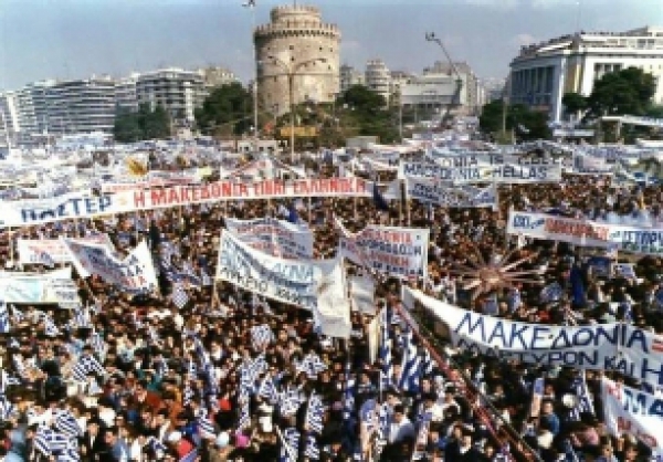 &Gamma;&epsilon;&rho;&mu;&alpha;&nu;ό&sigmaf; &Kappa;&alpha;&rho;&alpha;&beta;&alpha;&gamma;&gamma;έ&lambda;&eta;&sigmaf; &kappa;&alpha;ί Ἐ&theta;&nu;&omicron;&mu;ά&rho;&tau;&upsilon;&rho;&alpha;&sigmaf; &Alpha;ἰ&mu;&iota;&lambda;&iota;&alpha;&nu;ό&sigmaf; &delta;&iota;&alpha;&rho;&rho;&eta;&gamma;&nu;ύ&omicron;&upsilon;&nu; &tau;ά ἱ&mu;ά&tau;&iota;ά &tau;&omicron;&upsilon;&sigmaf;. &Gamma;&rho;ά&phi;&epsilon;&iota; ὁ &Phi;ώ&tau;&eta;&sigmaf; &Mu;&iota;&chi;&alpha;ή&lambda;, ἰ&alpha;&tau;&rho;ό&sigmaf;