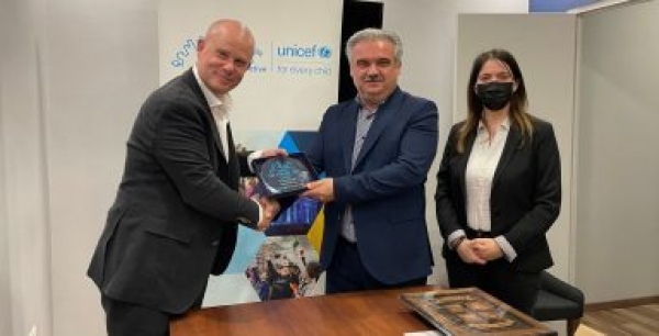 &pi;&rho;ό&gamma;&rho;&alpha;&mu;&mu;&alpha; UNICEF &pi;ό&lambda;&epsilon;&iota;&sigmaf; &phi;&iota;&lambda;&iota;&kappa;έ&sigmaf; &pi;&rho;&omicron;&sigmaf; &tau;&alpha; &pi;&alpha;&iota;&delta;&iota;ά