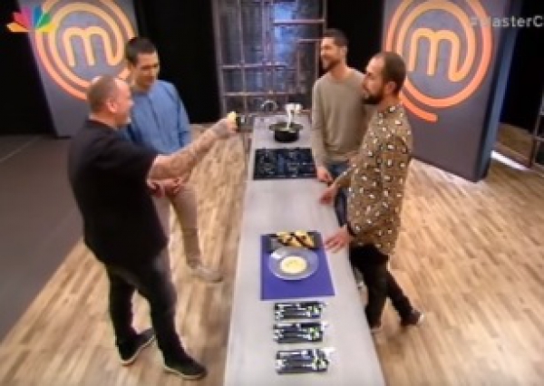 &Tau;&rho;&epsilon;&lambda;ό &gamma;έ&lambda;&iota;&omicron; &sigma;&tau;&omicron; MasterChef: &Mu;&alpha;&gamma;&epsilon;ί&rho;&epsilon;&psi;&epsilon; &kappa;&alpha;&iota; &tau;&omicron;&upsilon;&sigmaf; &epsilon;ί&pi;&epsilon; &kappa;&alpha;&iota; έ&nu;&alpha; &tau;&rho;&alpha;&gamma;&omicron;ύ&delta;&iota;! &Xi;&epsilon;&kappa;&alpha;&rho;&delta;ί&sigma;&tau;&eta;&kappa;&alpha;&nu; &omicron;&iota; &kappa;&rho;&iota;&tau;έ&sigmaf; (video)