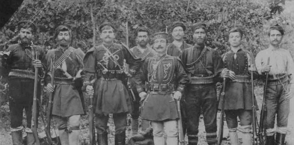 &Epsilon;&sigma;ύ, &pi;&alpha;&pi;&pi;&omicron;ύ, &pi;&omicron;&lambda;έ&mu;&eta;&sigma;&epsilon;&sigmaf; &sigma;&tau;&omicron;&nu; &Mu;&alpha;&kappa;&epsilon;&delta;&omicron;&nu;&iota;&kappa;ό &Alpha;&gamma;ώ&nu;&alpha;; &Gamma;&rho;ά&phi;&epsilon;&iota; &omicron; &Phi;ώ&tau;&eta;&sigmaf; &Mu;&iota;&chi;&alpha;ή&lambda;, &iota;&alpha;&tau;&rho;ό&sigmaf;