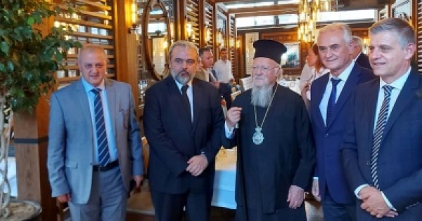 &Alpha;&gamma;ί&alpha; &Phi;&omega;&tau;&epsilon;&iota;&nu;ή &Sigma;&mu;ύ&rho;&nu;&eta;&sigmaf;
