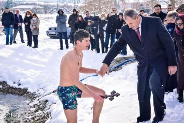 &Eta; &Mu;&Epsilon;&Gamma;&Alpha;&Lambda;&Eta; &Gamma;&Iota;&Omicron;&Rho;&Tau;&Eta; &Tau;&Omega;&Nu; &Alpha;&Gamma;&Iota;&Omega;&Nu; &Theta;&Epsilon;&Omicron;&Phi;&Alpha;&Nu;&Epsilon;&Iota;&Omega;&Nu; &Sigma;&Tau;&Omicron;&Nu; &Delta;&Eta;&Mu;&Omicron; &Lambda;&Alpha;&Gamma;&Kappa;&Alpha;&Delta;&Alpha; (photos)