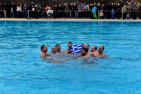 &Sigma;ή&kappa;&omega;&sigma;&alpha;&nu; &tau;&eta;&nu; &epsilon;&lambda;&lambda;&eta;&nu;&iota;&kappa;ή &sigma;&eta;&mu;&alpha;ί&alpha; &kappa;&alpha;&iota; έ&psi;&alpha;&lambda;&lambda;&alpha;&nu; &tau;&omicron;&nu; &epsilon;&theta;&nu;&iota;&kappa;ό ύ&mu;&nu;&omicron; &omicron;&iota; &kappa;&omicron;&lambda;&upsilon;&mu;&beta;&eta;&tau;έ&sigmaf; &tau;&omega;&nu; &Theta;&epsilon;&omicron;&phi;&alpha;&nu;&epsilon;ί&omega;&nu; &sigma;&tau;&omicron; &Lambda;&alpha;&gamma;&kappa;&alpha;&delta;ά (video)
