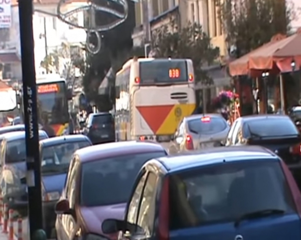 &Eta; &tau;&rho;&omicron;&chi;&alpha;ί&alpha; &gamma;&rho;ά&phi;&epsilon;&iota; &tau;&alpha; &pi;&alpha;&rho;ά&nu;&omicron;&mu;&alpha; &pi;&alpha;&rho;&kappa;&alpha;&rho;&iota;&sigma;&mu;έ&nu;&alpha; &alpha;&upsilon;&tau;&omicron;&kappa;ί&nu;&eta;&tau;&alpha; &sigma;&tau;&omicron; &kappa;έ&nu;&tau;&rho;&omicron; &tau;&omicron;&upsilon; &Lambda;&alpha;&gamma;&kappa;&alpha;&delta;ά (video)